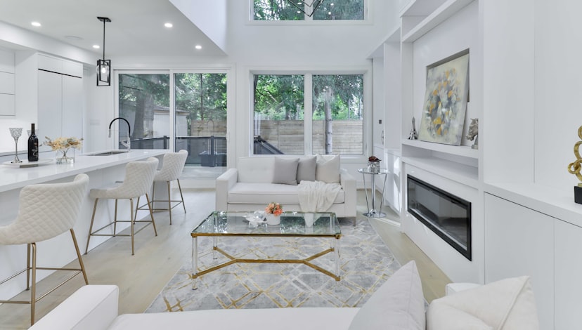 Tidy, guest-ready open plan living and dining area